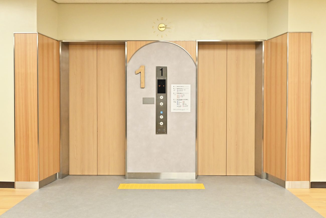 東淀川区役所（プレミアムパネル）エレベーターホール